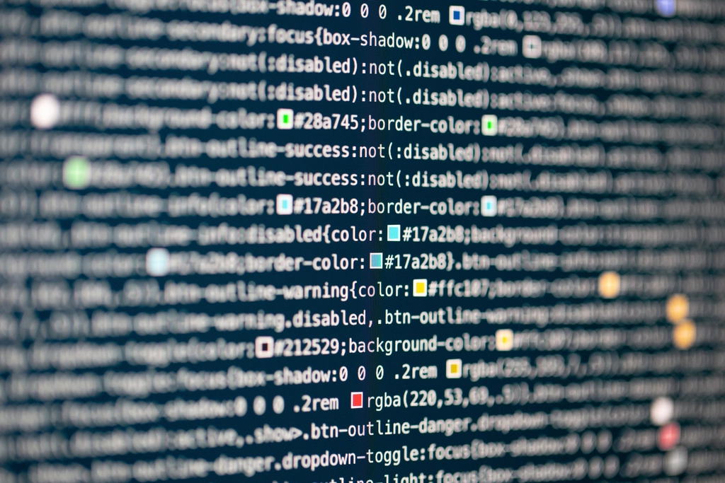 Pantalla de computadora mostrando código y métricas de rendimiento