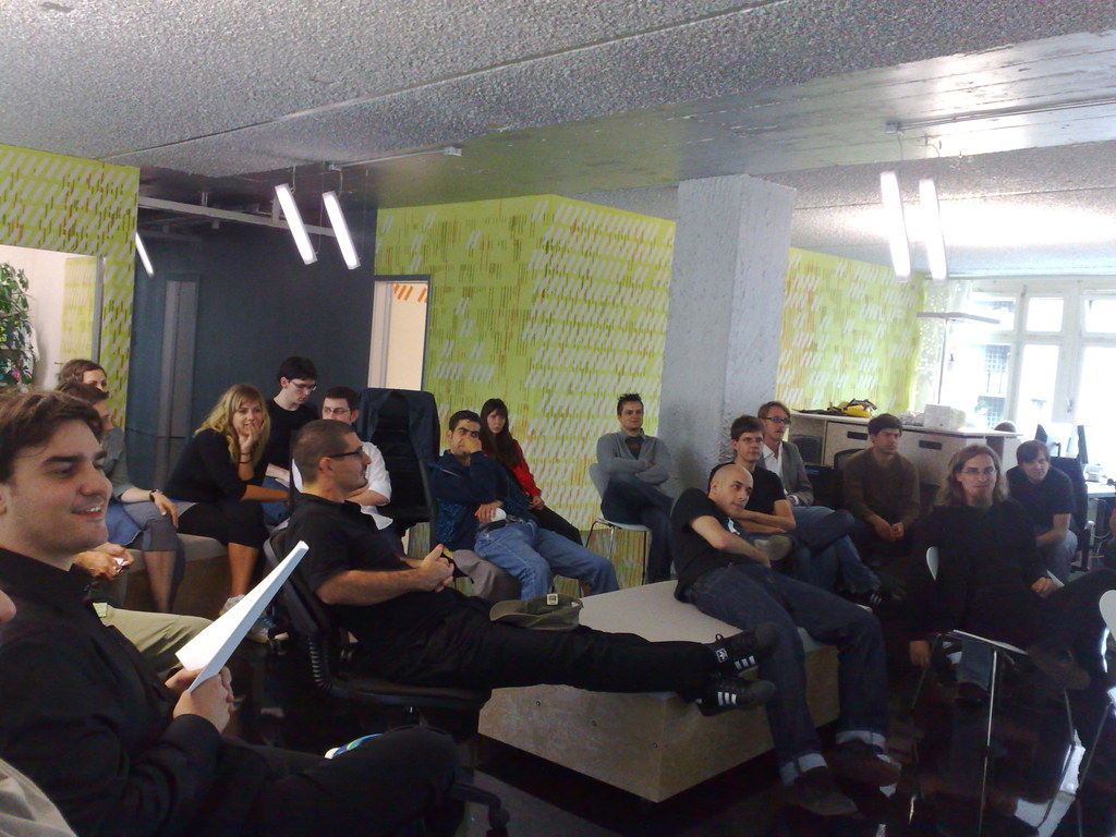 Equipo revisando métricas de analítica en una reunión
